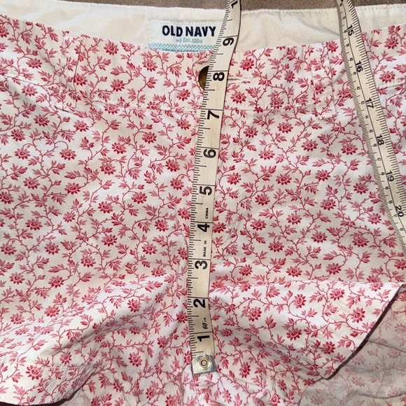 Old Navy Everyday Red Floral Pattern Shorts 3” Inseam Cotton Twill Sz 4 - Picture 7 of 8